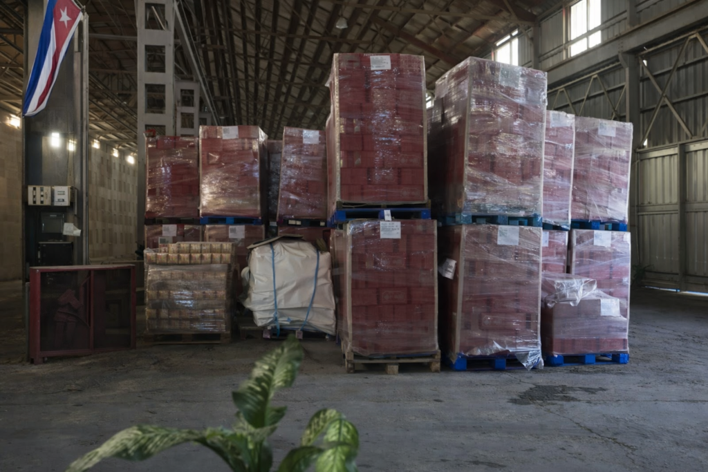 imágenes de la ayuda mexicana en almacenes en Cuba
