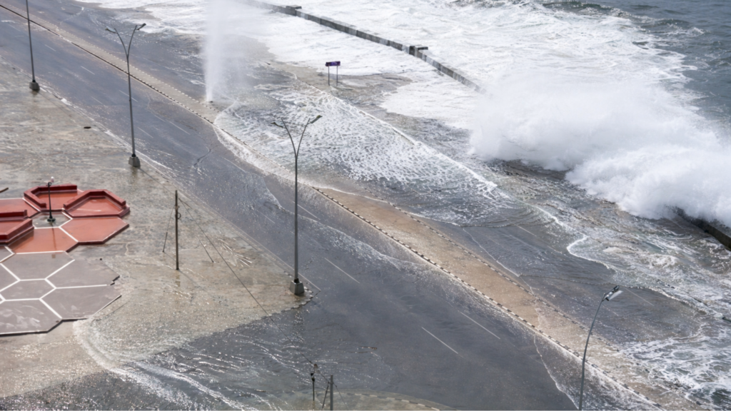 Frente frío provoca marejadas en el Malecón de La Habana