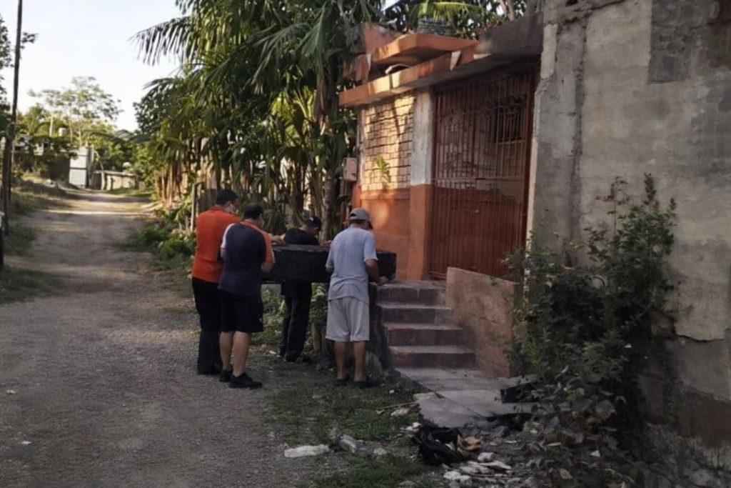 Imagen de los familiares cargando al difunto