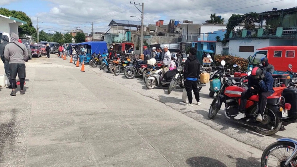 Imagenes de largas colas y el logo de la app Ticket