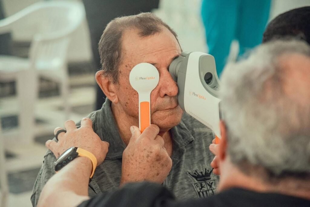 Paciente siendo atendido por la iglesia en La Habana