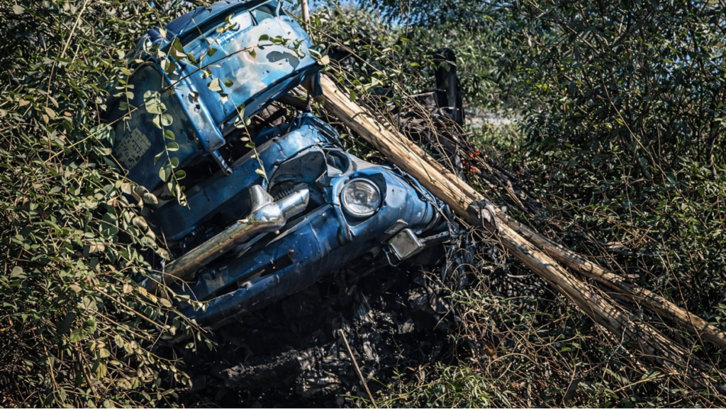 Un accidente de tránsito en Cuba, ocurrido en el kilómetro 270 de una autopista, dejó una persona fallecida tras el choque entre un camión particular y un automóvil de servicio CUBATAXI identificado por su color amarillo. ￼ Según un usuario de Facebook que publicó un video del incidente, el conductor del taxi presuntamente se quedó dormido al volante, provocando la colisión. Sin embargo, algunos comentarios en la publicación ofrecen una versión diferente, señalando que fue el camión el que invadió el carril del taxi. ￼ En el post también se hizo un llamado de respeto hacia la familia del fallecido, recordando que tenía unos 30 años y deja esposa e hijos pequeños esperando en otros países. ￼ Hasta el momento no hay confirmación oficial sobre las causas exactas del choque. El artículo también menciona la preocupación general por los altos índices de accidentes en las carreteras cubanas, atribuidos tanto al error humano como al mal estado de vías, señalización deficiente y vehículos en mal estado técnico.