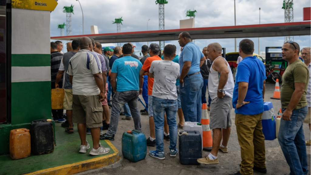 Imagen de filas para combustible en Cuba y Marco Rubio