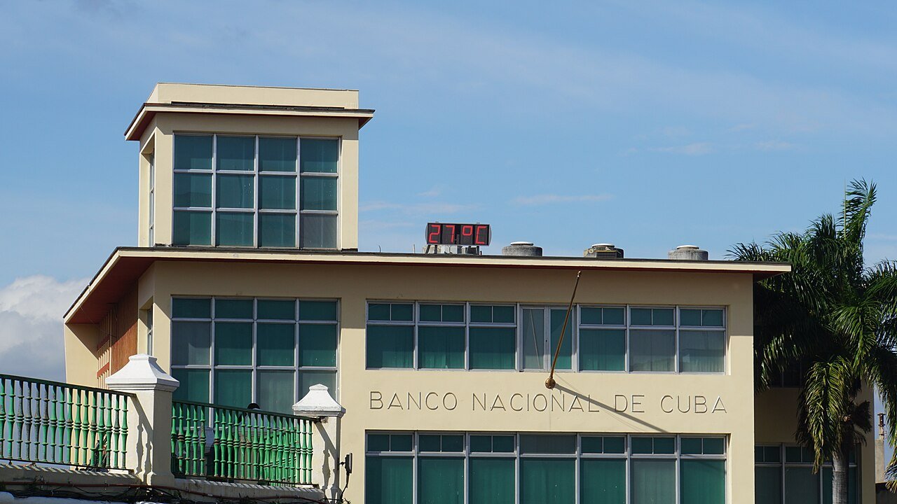 Fachada de un edificio con el rótulo Banco Nacional de Cuba en Santiago de Cuba, fotografiada en 2014.