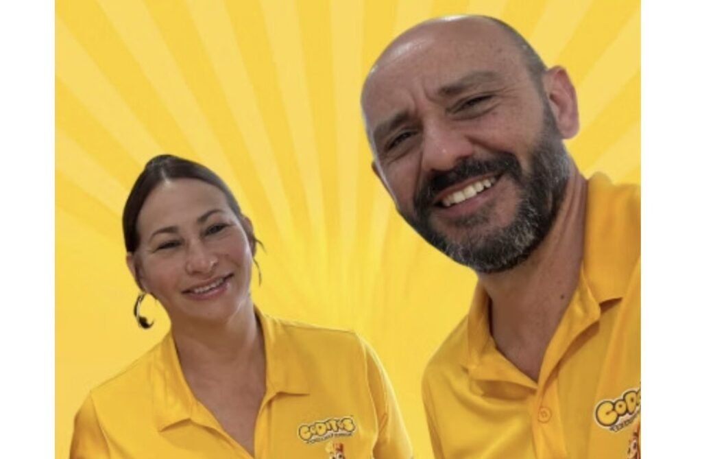 Yezmin León y Rodolfo Saccoman con camisetas amarillas de CODITOS.