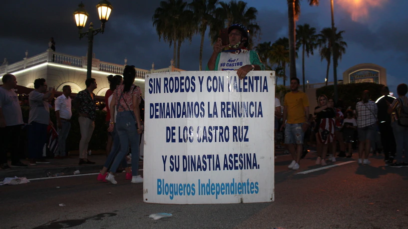 Manifestantes cubanos sostienen un cartel contra el Gobierno de Cuba en la Calle Ocho de Miami, el 11 de julio de 2021.