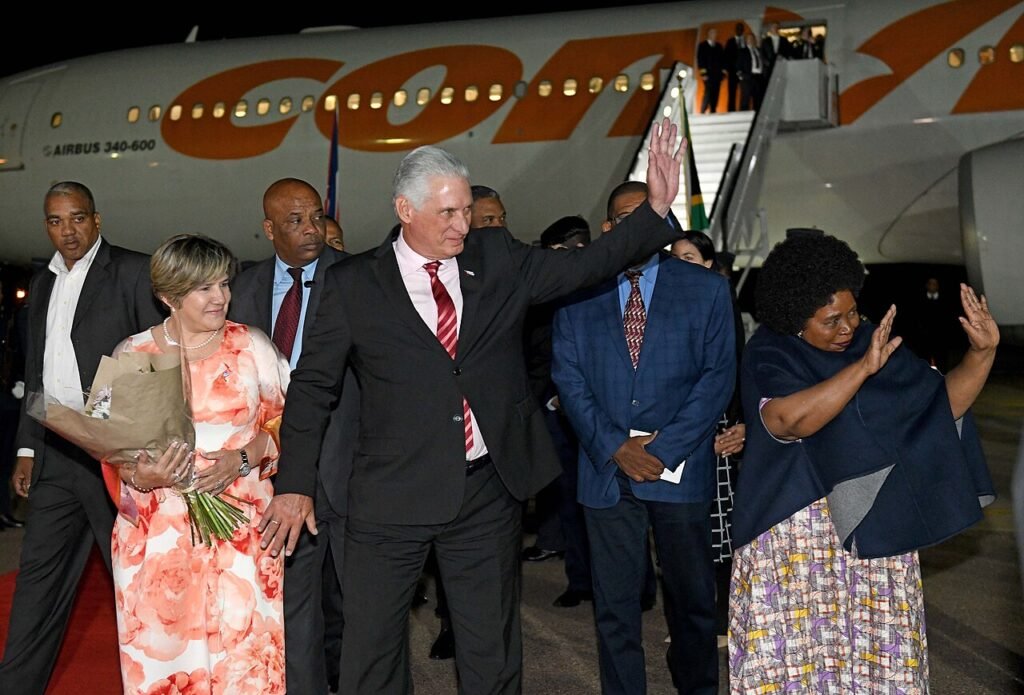 Miguel Díaz-Canel saluda a su llegada a Pretoria, Sudáfrica, en agosto de 2023.