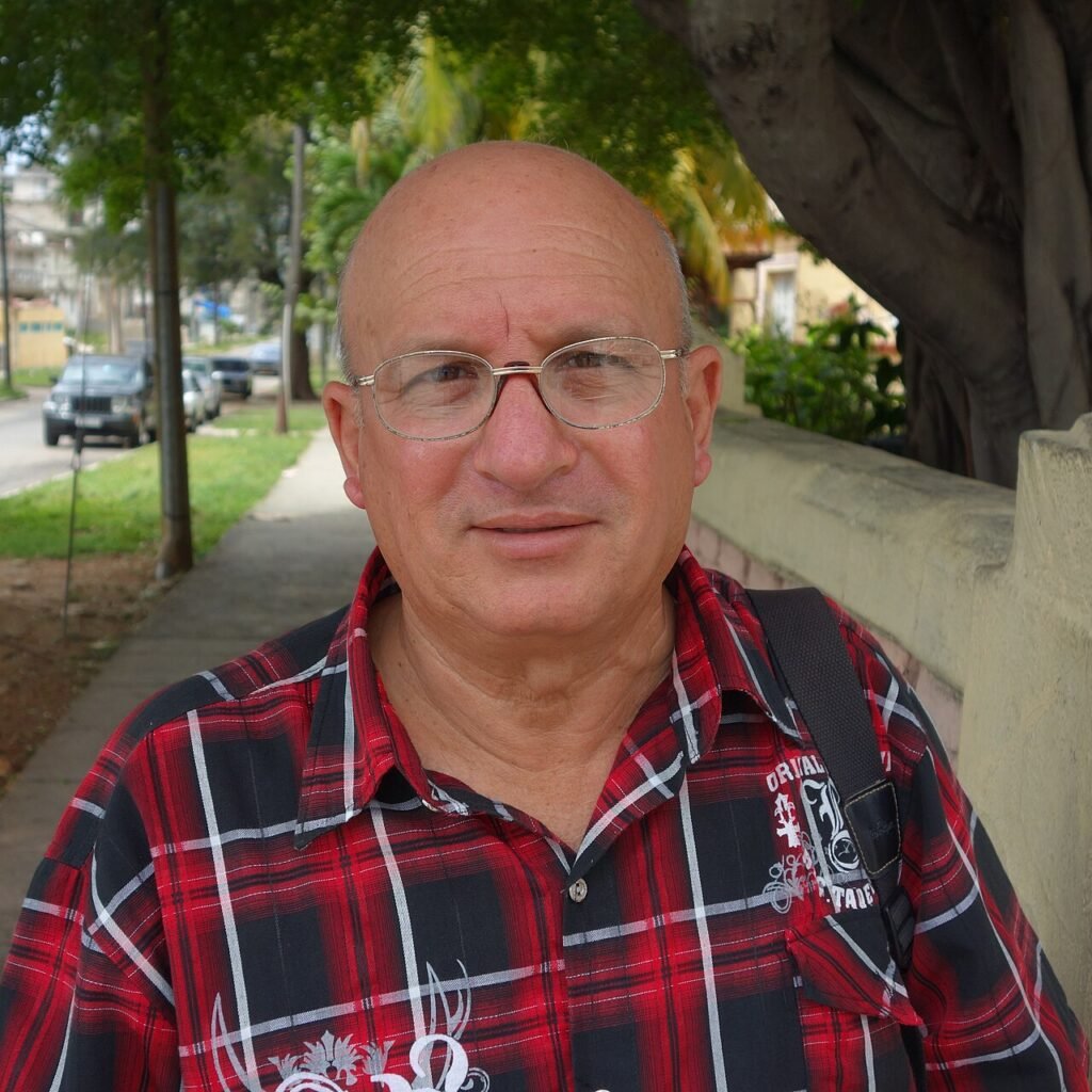 Retrato de Félix Navarro con gafas y camisa de cuadros en La Habana, en 2014.
