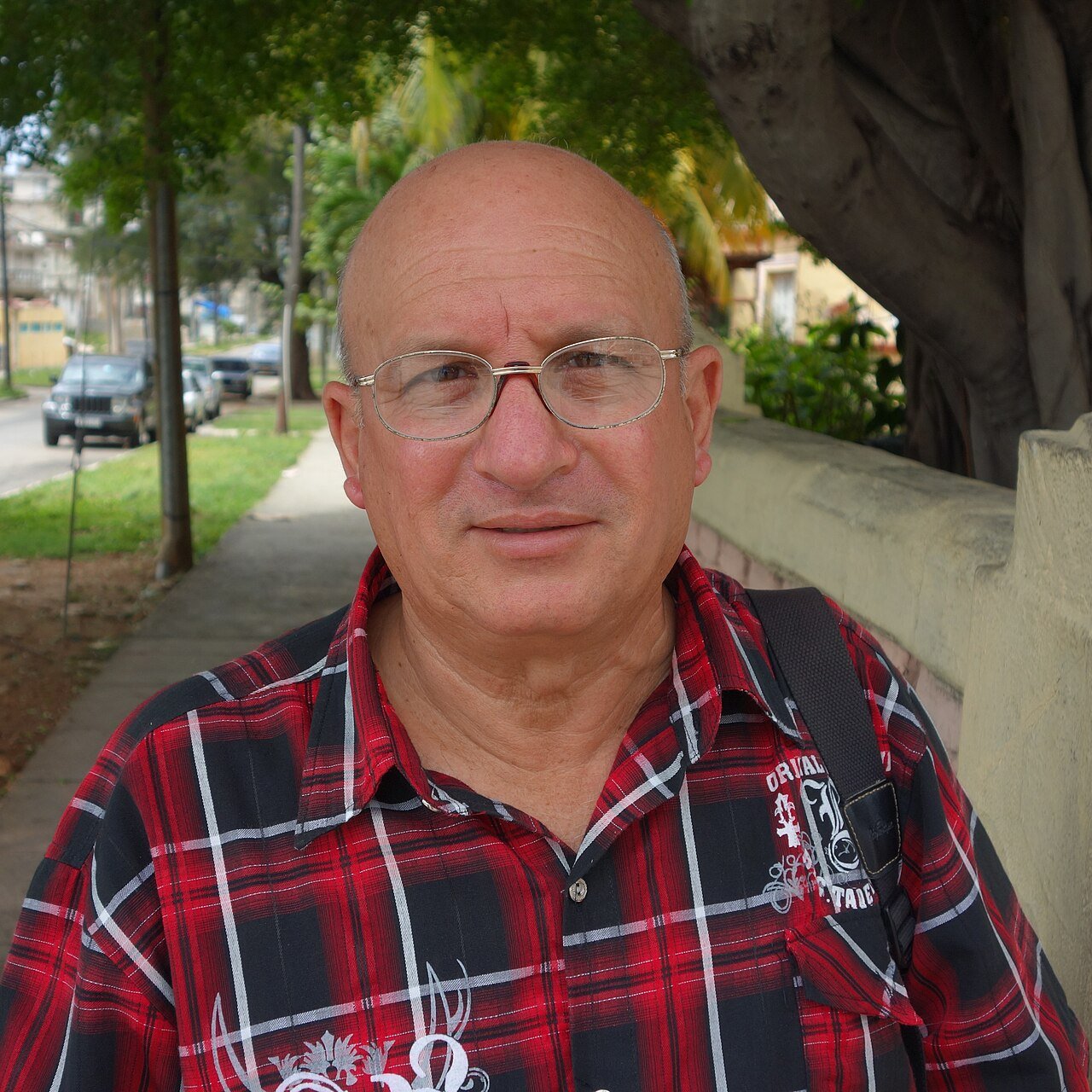 Retrato de Félix Navarro con gafas y camisa de cuadros en La Habana, en 2014.