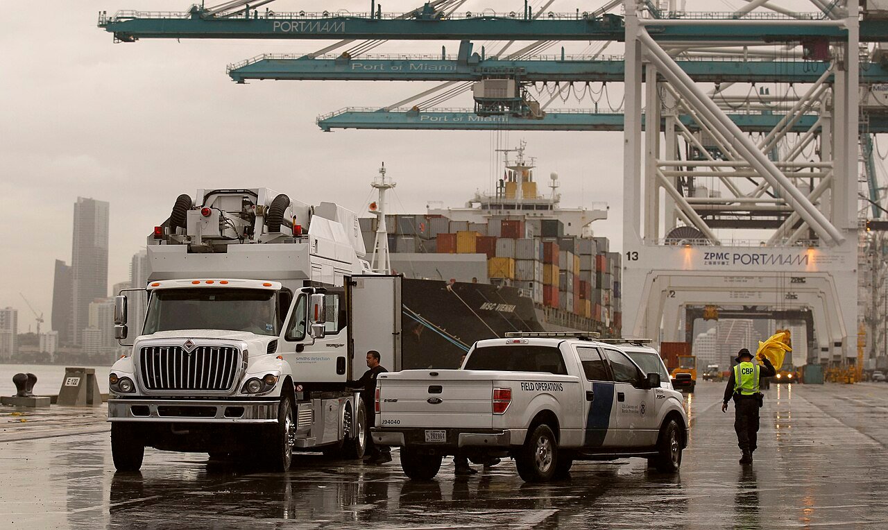 Personal y equipo de inspección de contenedores de CBP en el puerto de Miami, en 2015.