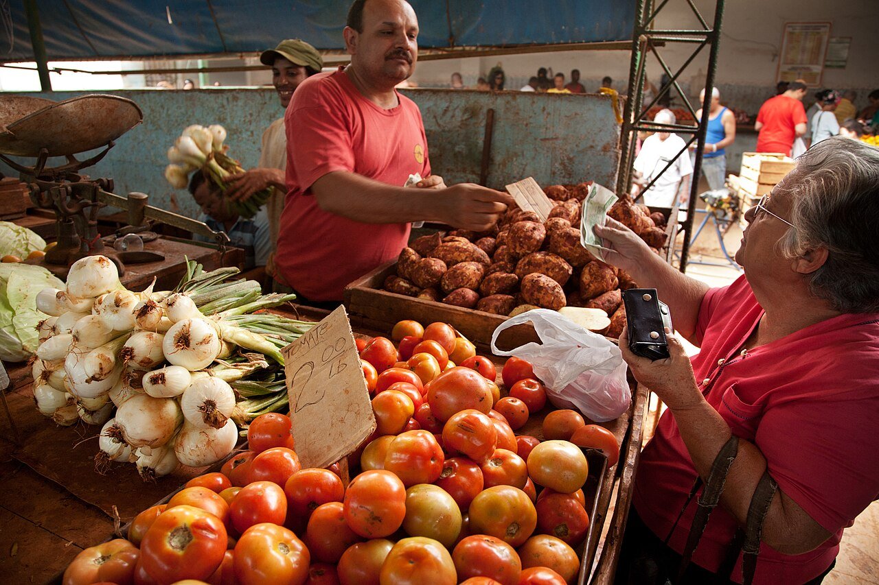 Una compradora y un vendedor en un puesto de verduras de un mercado de La Habana, en 2011.
