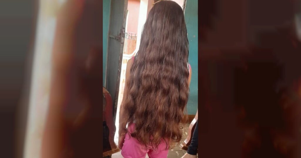 Niña fotografiada de espaldas con el cabello largo; no se muestra su rostro.
