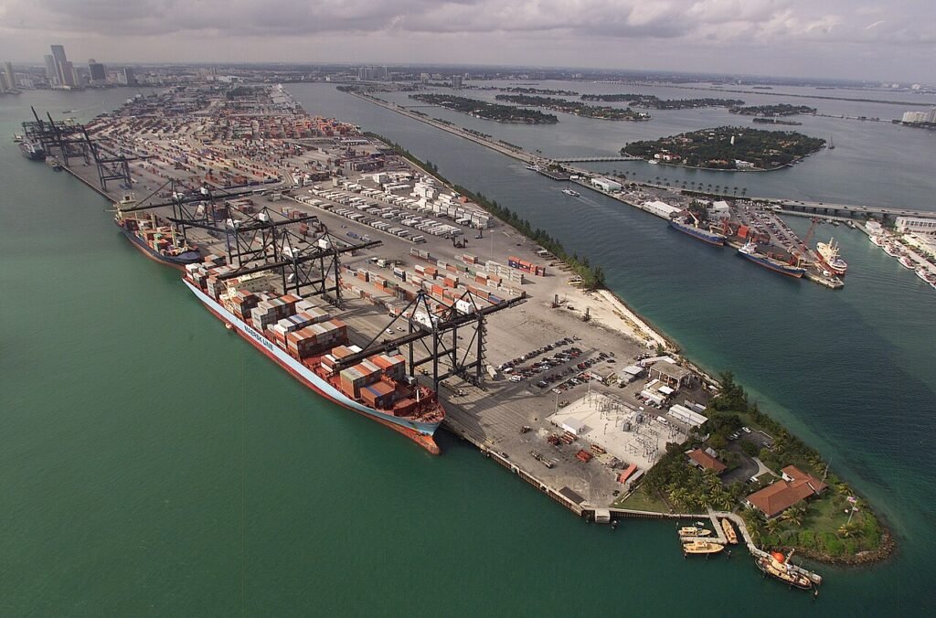 Vista aérea de terminales de contenedores y grúas del puerto de Miami.