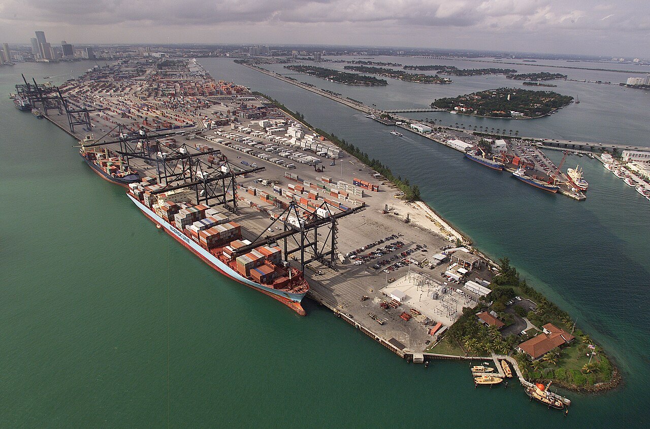 Vista aérea de terminales de contenedores y grúas del puerto de Miami.