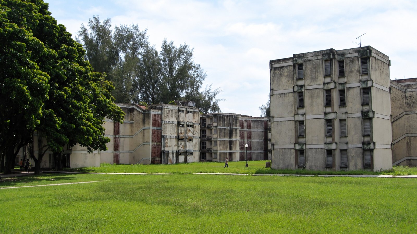 Ilustración con IA basada en una foto de las residencias estudiantiles de la UCLV junto a una zona de césped.